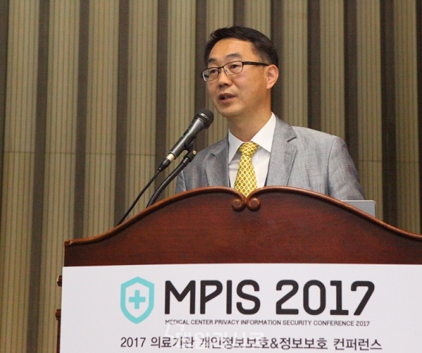 ▲ MPIS 2017이 지난 5월 18일 한국과학기술회관 대회의실에서 의료기관 정보보안 실무자 400여 명이 참석한 가운데 성황리에 개최됐다. 이 자리에서 좋을 안병현 연구소장은 ‘의료기관을 위한 통합 IT 외주관리 방안’을 주제로 발표를 진행