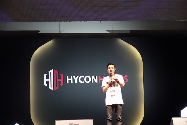 ▲ '하이콘핵스(hycon hacks)’에서 환영사를 하는 김태원 대표